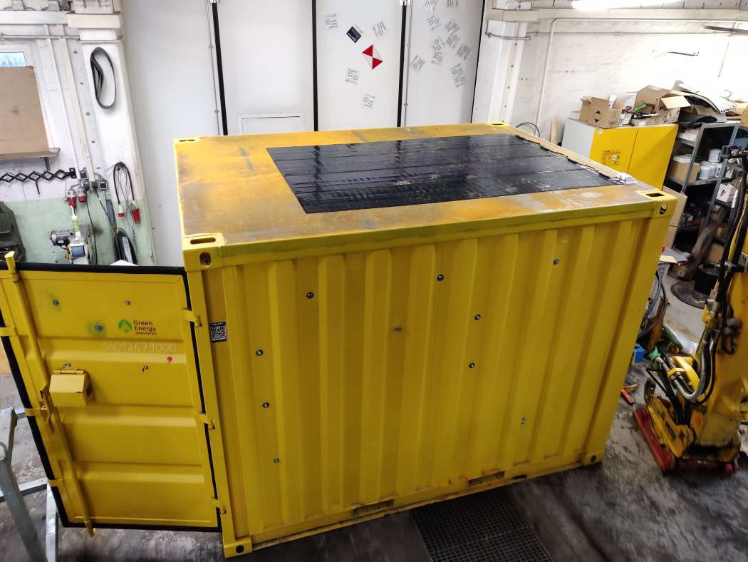 Die Solarzellen-Sets von Green Energy dienen zur "autarken und klimafreundlichen" Versorgung der DB Bahnbau-Werkstattcontainer mit Strom. | Bild: Europart.