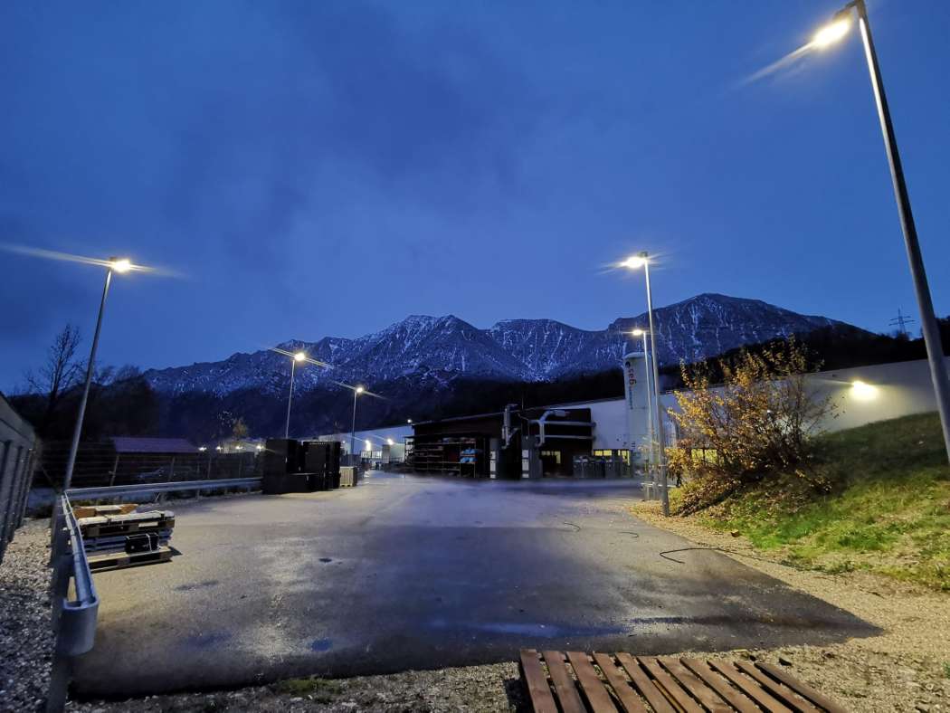 Bei dem Kunststoff- und Metallverarbeitungsunternehmen Langmatz aus Garmisch-Partenkirchen dient die Version MFX air zur Beleuchtung des Außenbereichs den ganzen Winter hindurch. | Bild: AS LED Lighting.