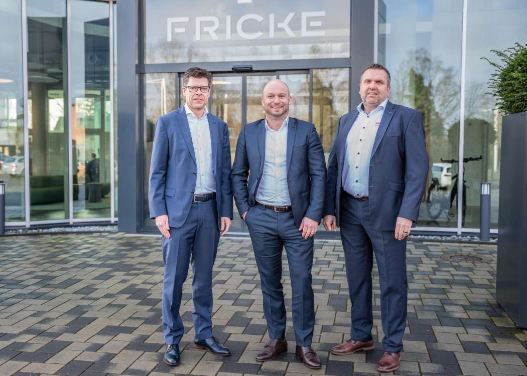 Die drei Geschäftsführer der Fricke Nutzfahrzeuge GmbH (v.l.): Patrick Stahmann, Nico Fahl, Michael Schwarz. | Bild: Fricke Gruppe/Nina Meyn.