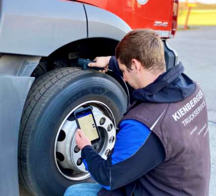 Der Werkstattmitarbeiter erfasst mit der App alle reifenbezogenen Daten einer Lkw- oder Busflotte, die während eines Reifenchecks erforderlich sind. | Bild: Goodyear