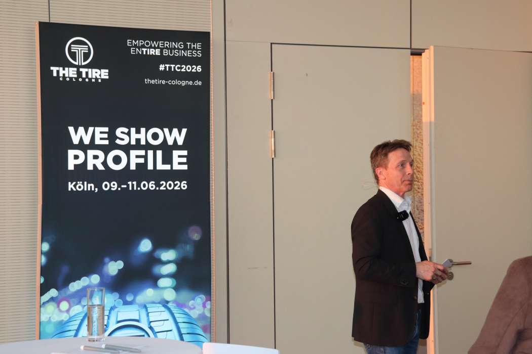 Ingo Riedeberger präsentiert auf dem Pre-Event zur Tire Cologne 2026 welche Pläne und Erwartungen mit der Messe einhergehen. | Bild: Huss-Verlag