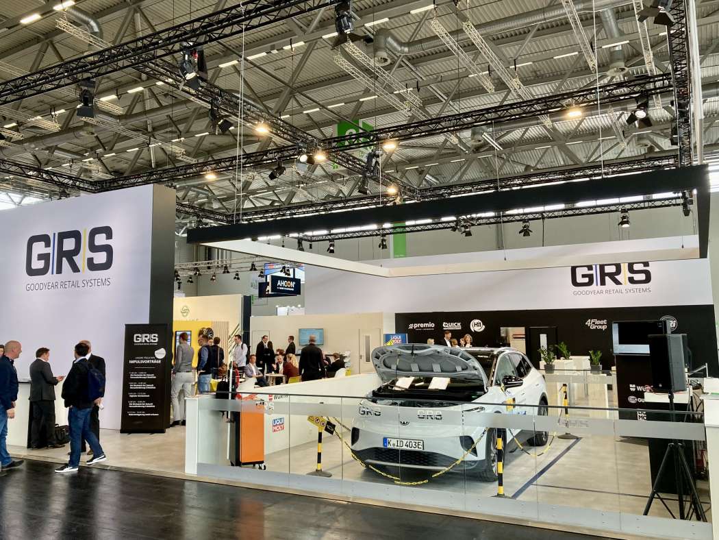 Frisch und mir Co-Ausstellern samt E-Auto-Arbeitsplatz: Der GRS-Auftritt. | Foto: G. Soller