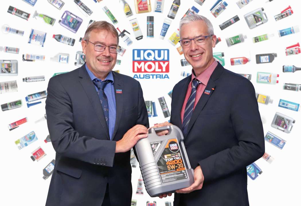 Zum Jahresbeginn wird die neue Tochtergesellschaft Liqui Moly Austria GmbH ihre Arbeit mit Günter Hiermaier (li.) als Geschäftsführer aufnehmen. Da er im Februar auch als alleiniger Geschäftsführer der Liqui Moly GmbH fungieren wird, übernimmt Günther Wengert (re.) die Vertriebsleitung für Deutschland und für Österreich. | Bild: Liqui Moly