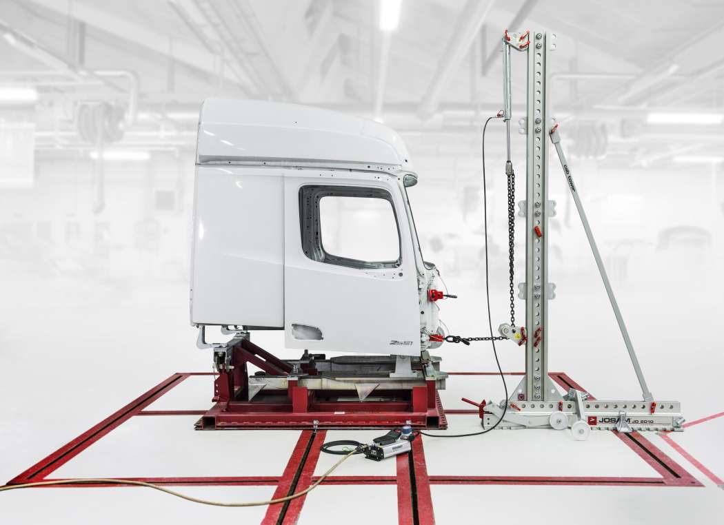 Richtkapazität von 7,5 Tonnen zur Reparatur von Karosserieteilen und Kabinen: Der Josam Cab-Tower. Foto: Josam Richttechnik.