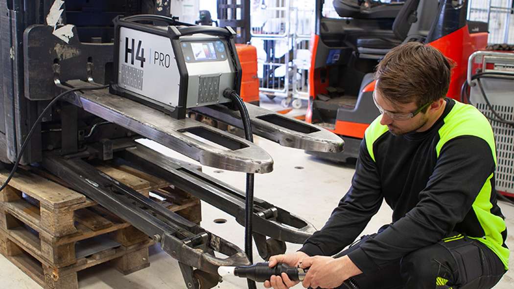 Der Induktionserhitzer Josam H4Pro eignet sich für leichtere Reparaturarbeiten am Fahrwerk, zum schnellen Lösen von Bolzen oder zur Vorbereitung für eine Unfallinstandsetzung. | Bild: Josam Richttechnik