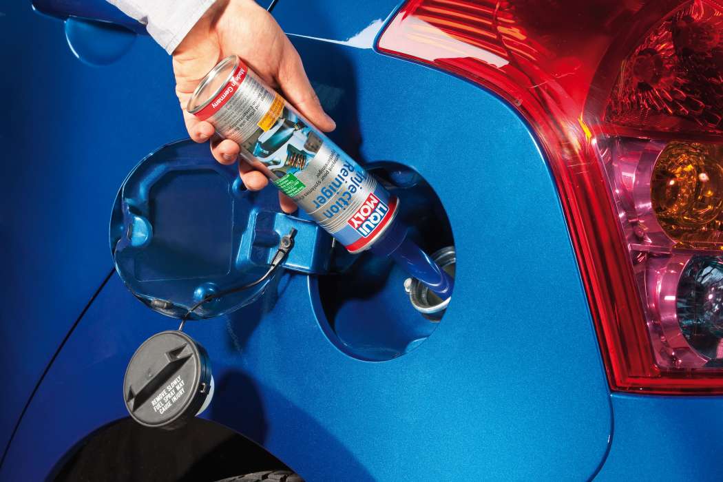 Der Injection Reiniger von Liqui Moly wird einfach in den Benzintank gefüllt. Der Reinigungswirkstoff soll Verkrustungen an den Injektoren des Motors beseitigen. | Bild: Liqui Moly.