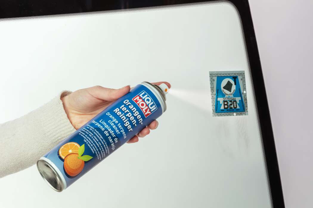 Soll beim Kampf gegen Vignetten-Resten helfen: Orangenterpen-Reiniger. (Foto: Liqui Moly)