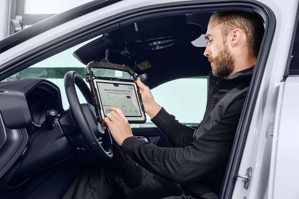 Mit der neuen Generation von der Mahle TechPRO und Brain Bee Connex-Mehrmarken-Diagnosegeräten können Werkstätten ihre Effizienz steigern, verspricht der Hersteller. Man werde noch schneller durch die jeweilige Anwendung geführt. | Bild: Mahle.