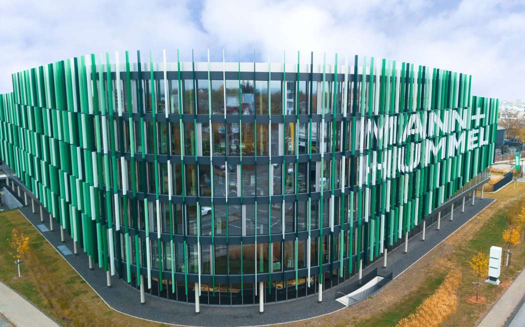 Der Hauptsitz des Filtrationsspezialisten in Ludwigsburg. Das Hepa-Filtersystem ist speziell auf Elektrofahrzeuge ausgelegt. | Bild: Mann+Hummel.