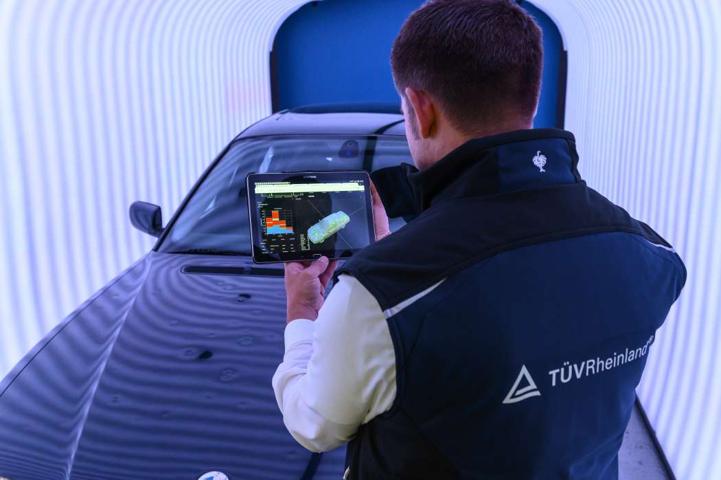 Das sogenannte MIKo-System (Mobiles Identifikationssystem für Kraftfahrzeugoberflächenfehler) soll binnen einer Minute ein vollständiges detailliertes Abbild der Fahrzeugkarosserie erstellen können und so dem Gutachter Zeit sparen. | Foto: TÜV Rheinland