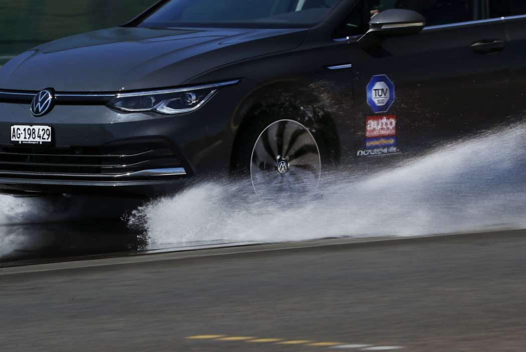 Beim Härtetest Aquaplaning schneidet der chinesische Goodride besser ab. Foto: TÜV Süd.