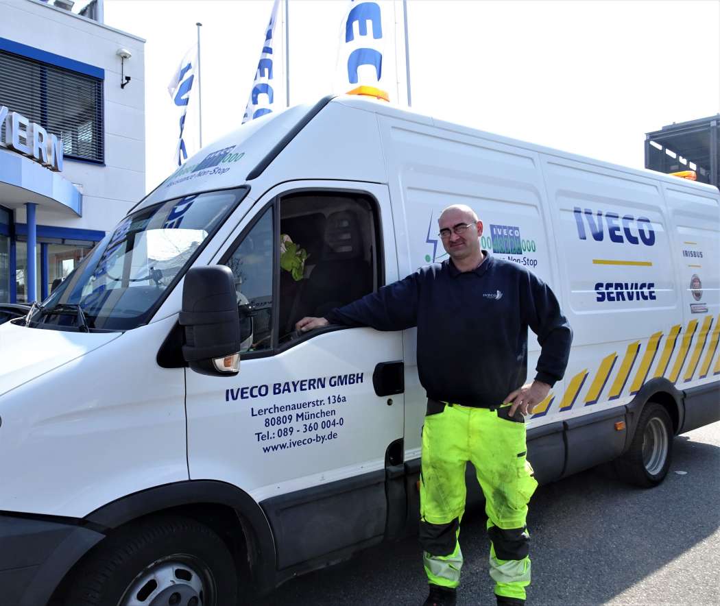 Dusan Djukic aus der Münchener Iveco-Niederlassung fährt als Kfz-Mechaniker seit 2016 „Assistance Non Stop“. Ungefähr zwei Drittel der Fälle werden bei Iveco generell vor Ort gelöst | Foto: Iveco