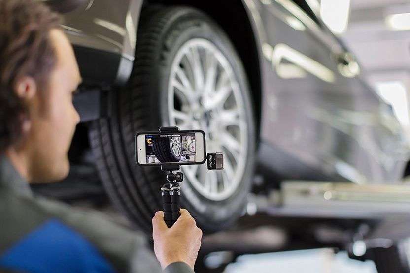 Mit Einweghandschuhen und abschließender Desinfektion wird das Fahrzeug gewartet. Foto: Ford.