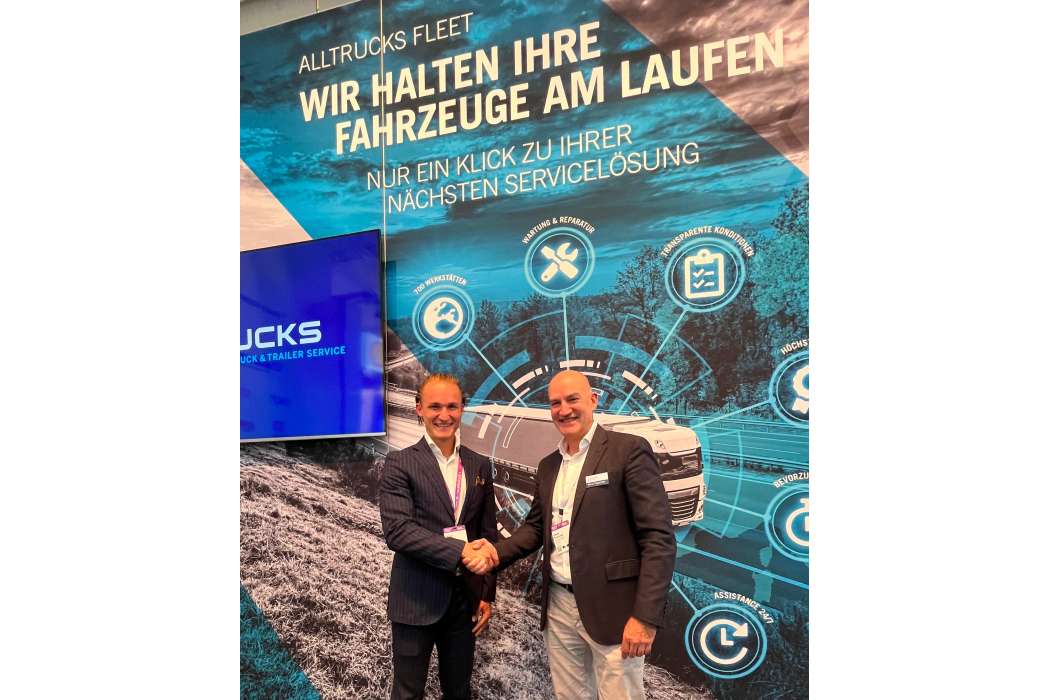Die Kombination von Produktkompetenz und Nähe zur Werkstatt schafft Synergien für beide Partner. Philipp Herlein (l.), Business Line Director VA von SKF und Homer Smyrliadis, Geschäftsführer von Alltrucks, nutzen die IAA 2022 für persönliche Gespräche über einen erfolgreichen Start der Kooperation. | Bild: Alltrucks GmbH &amp;amp; Co. KG.