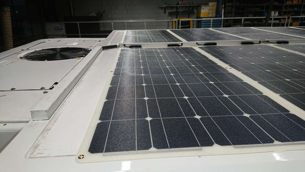 Anders als bei herkömmlichen Modulen werden bruchsichere monokristalline Solarzellen in einem glasfaserverstärkten Laminat eingesetzt. | Bild: Sonnenrepublik 