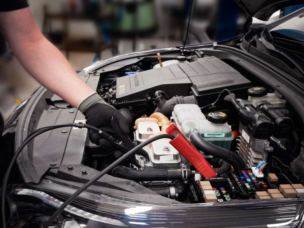Ein regelmäßiger Batterie-Check im Rahmen des Winterservices hilft Werkstätten, Schwächen der Starterbatterie frühzeitig zu erkennen. So lassen sich Ausfälle vermeiden und Batterien bei Bedarf rechtzeitig nachladen. | Bild: CTEK