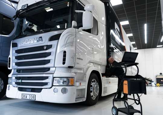 Regelmäßige Batteriekontrollen und rechtzeitiges Laden sind für Gewerbeflotten wichtig, da Kurzstrecken, häufige Starts und Standverbrauch die Fahrzeugbatterien belasten und dadurch Ausfälle verursachen können. | Bild: CTEK