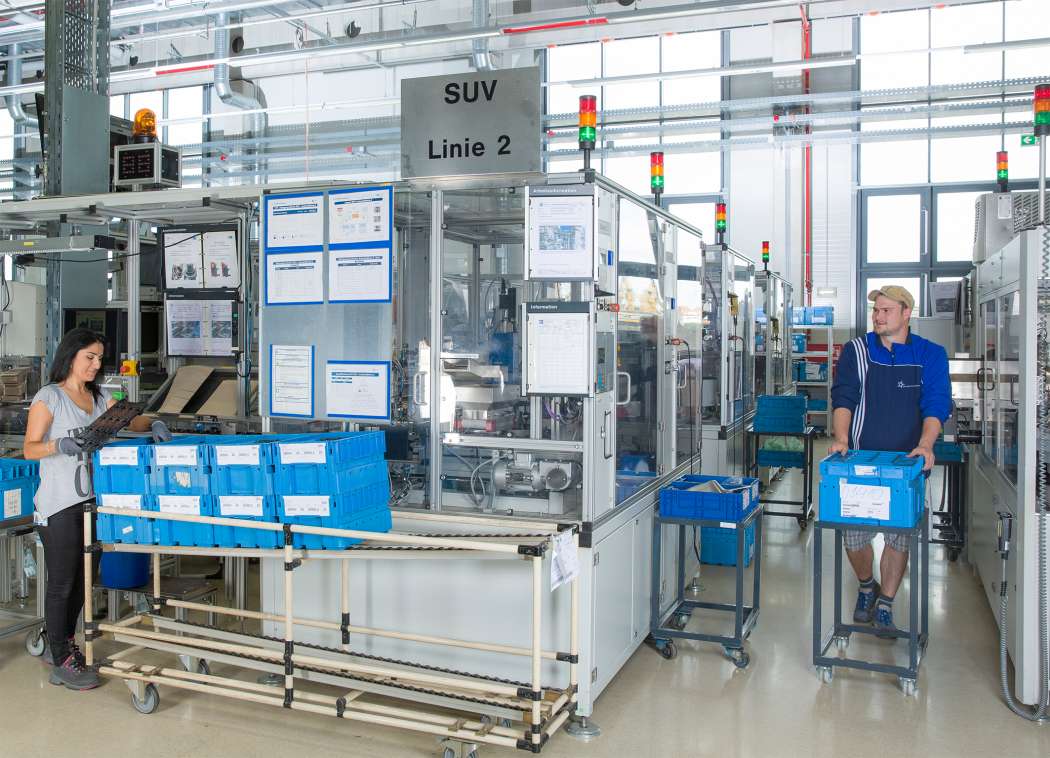Die Produktion von Schubumluftventilen. Foto: Rheinmetall Automotive AG.