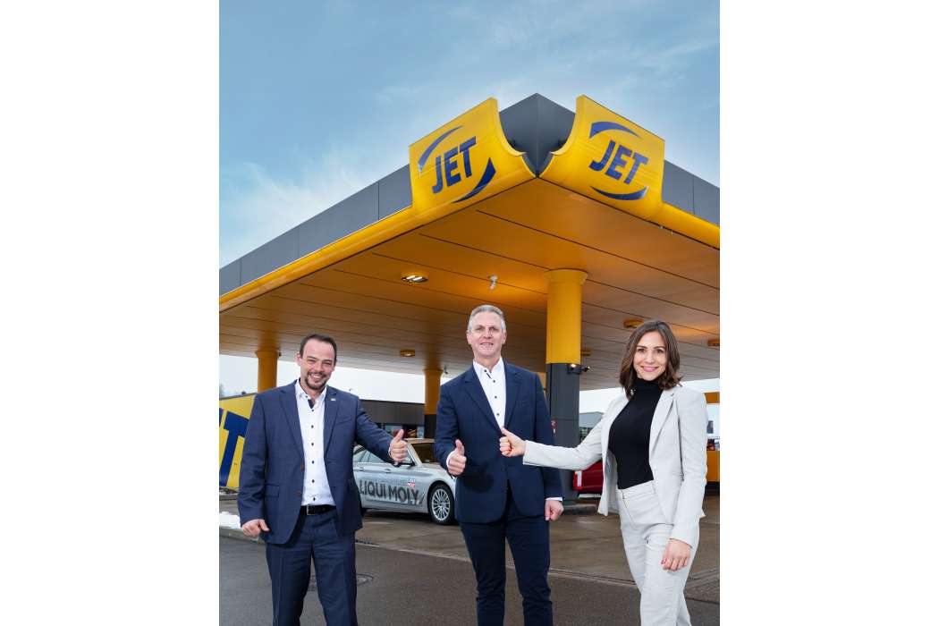 V.l.n.r.: Christian Schwer (nationaler Verkaufsleiter Liqui Moly), Christof Müller (Manager Category Management JET) und Sarah Glauner (Key Account Managerin Tankstelle Liqui Moly) freuen sich über die Zusammenarbeit von Liqui Moly und der JET Tankstellen Deutschland GmbH. Foto: Liqui Moly.