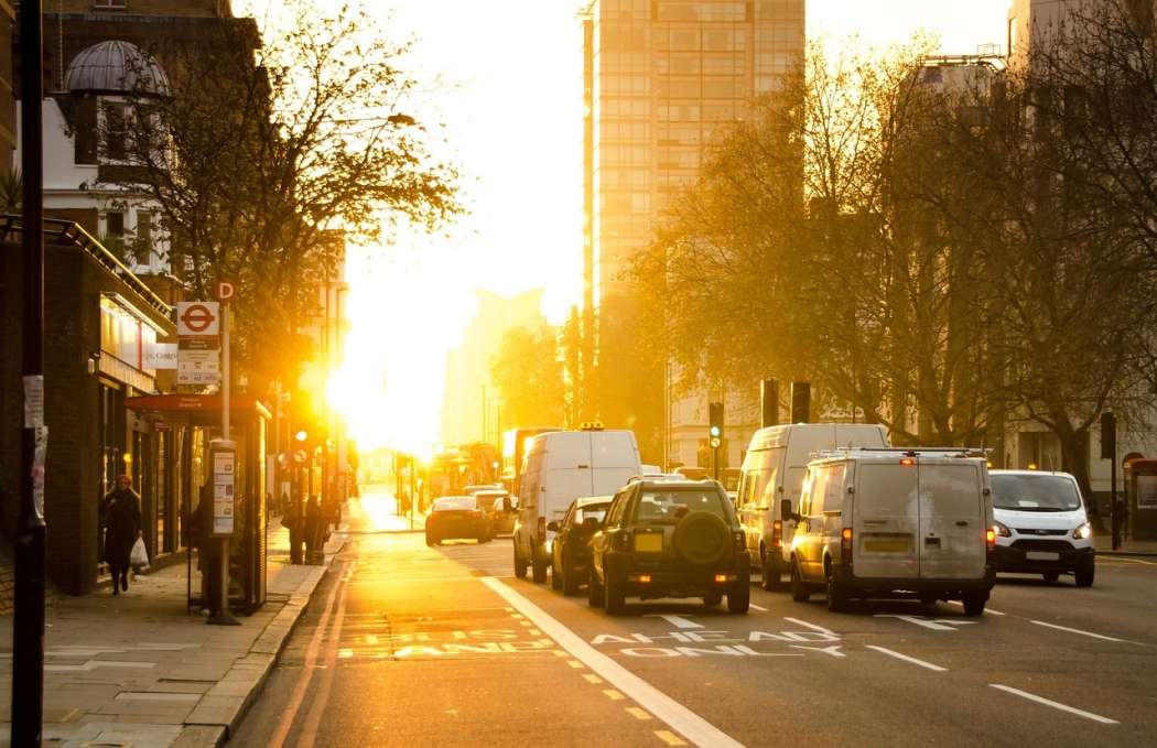 Mit der neuen Euro 7-Abgasnorm bezieht man erstmals nicht nur Pkw und Transporter, sondern auch schwere Nutzfahrzeuge und Busse in die Regelungen mit ein. Außerdem berücksichtigt der Vorschlag unter anderem auch die Haltbarkeit von E-Fahrzeug-Batterien und den Reifenabrieb. | Bild: Rudy and Peter Skitterians/Pixabay.