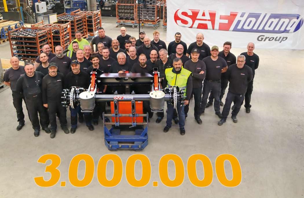 In mehr als 20 Jahren liefen im Werk in Bessenbach drei Millionen Achsen vom Band. Das Team der zuständigen Schicht im SAF-Holland Werk 03 in Bessenbach feiert stolz das Jubiläumsprodukt. | Bild: SAF-Holland.