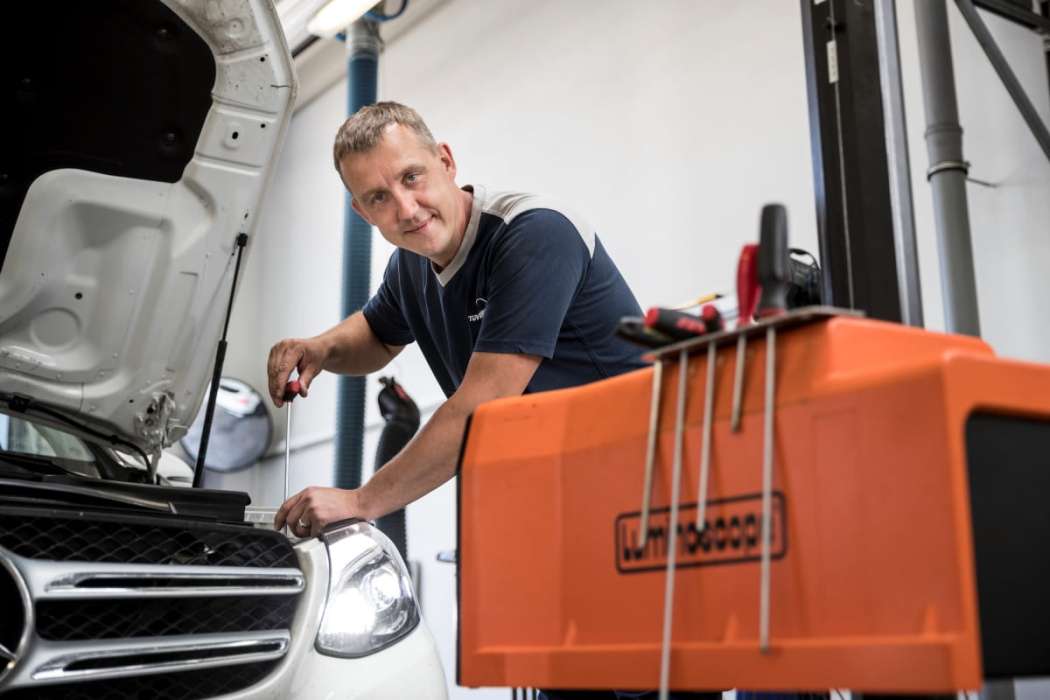 Bei der Anschaffung neuer Scheinwerfereinstellprüfgeräte (SEP) haben Werkstätten auf einige neue Richtlinien zu achten, die ab 1. Januar 2023 in Kraft treten. | Bild: TÜV Nord.