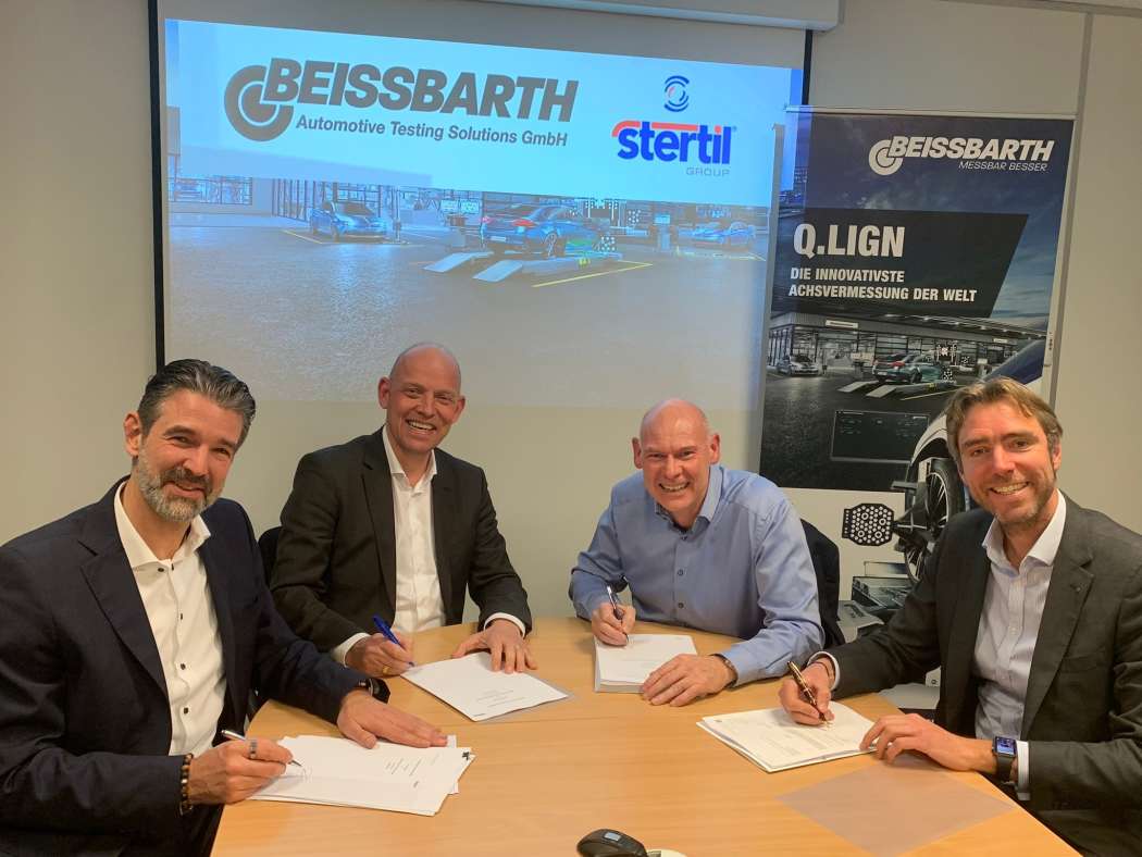 Bei der Vertragsunterzeichnung (v.l.): Frank Scherer, Bennie Stapensea, Gary Palmer und Douwe Groenendijk (CFO Stertil Group). | Bild: Stertil Group.