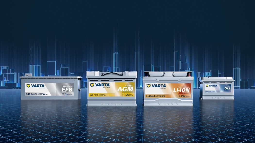Anhand der Farben Silber, (Gelb-) Gold, Orange und Blau lassen sich die verschiedenen Batterietypen leichter identifizieren. Im Vordergrund die beiden derzeitigen Highlights des Portfolios: der leistungsstärkste Batterietyp AGM und die neuen Li-Ion-Lösungen für den Freizeitsektor. | Bild: Clarios.