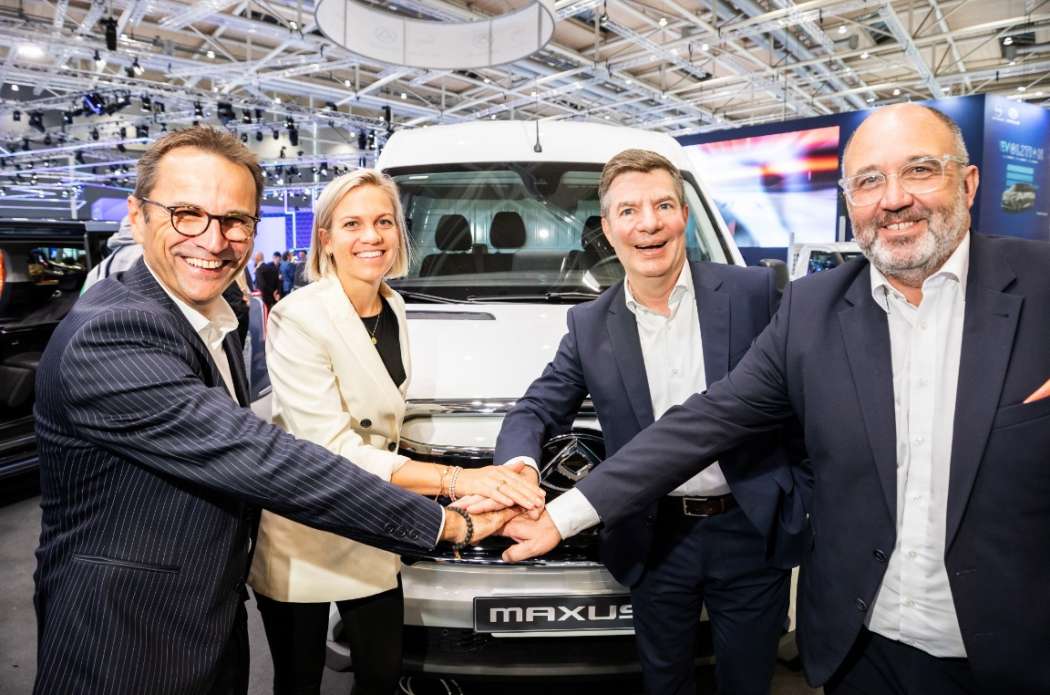 Handschlag: Die Senger-Gruppe wird das Maxus-Netz massiv vergrößern. | Foto: Senger