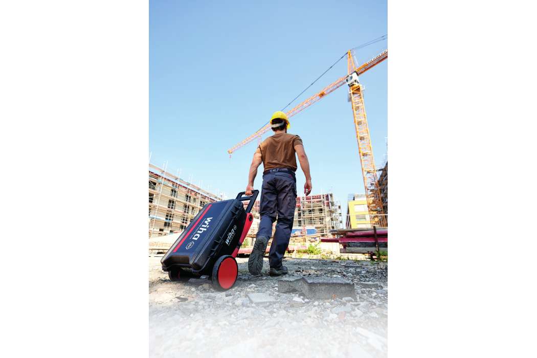 Der Werkzeugtransport zur Baustelle ist mit dem Wiha Werkzeugkoffer XXL 4 auch auf ungwegsamem Gelände zu bewerkstelligen. | Bild: Wiha.