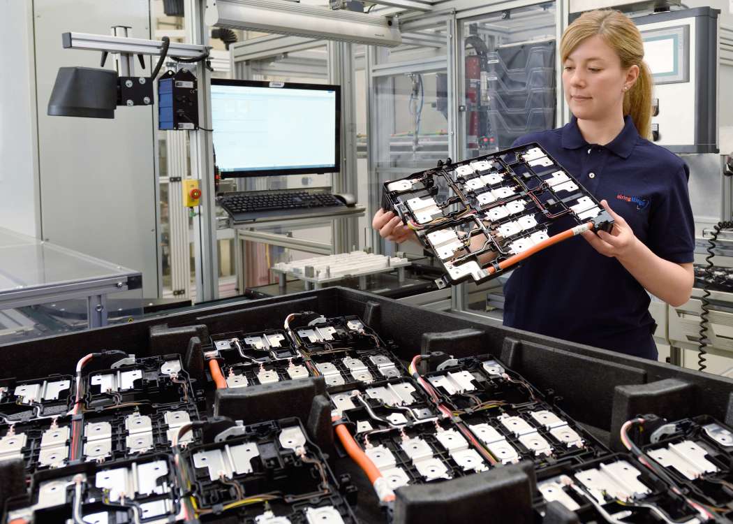 Abschließende Sichtprüfung bei der Produktion von Zellkontaktiersystemen für Lithium-Ionen-Batterien. Foto: ElringKlinger.
